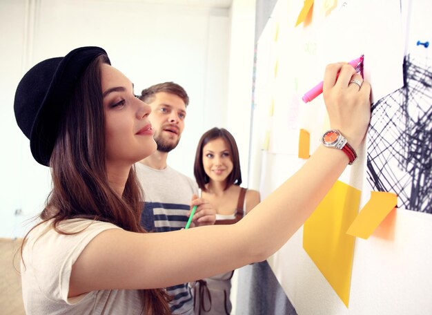 gente de negocios trabajo en equipo y concepto de planificación equipo de negocios sonriente con marcadores y pegatinas trabajando en la oficina