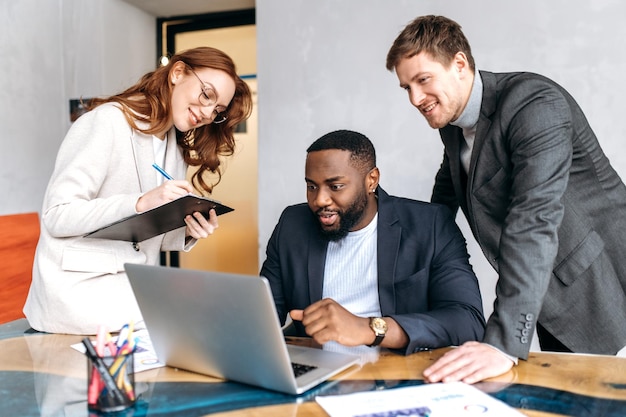 Gente de negocios trabajo equipo de hombres de mujeres