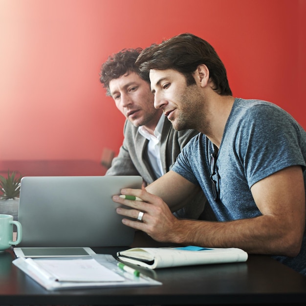 Gente de negocios trabajo en equipo y reunión con computadora portátil en la oficina para diseñador web programación o desarrollador Hombres lluvia de ideas y financiación de proyectos para startup tecnológico con colaboración b2b o software