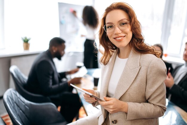 Gente de negocios trabajo mujer hombre reunión informativa