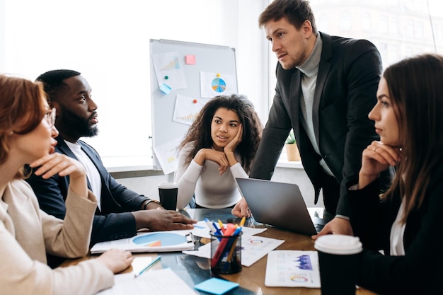 Gente de negocios trabajo mujeres hombres reunión informativa