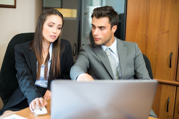 Gente de negocios en el trabajo en su oficina