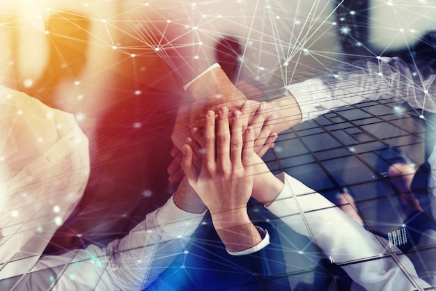 Gente de negocios uniéndose a la oficina con el concepto de efecto de red de trabajo en equipo y asociación