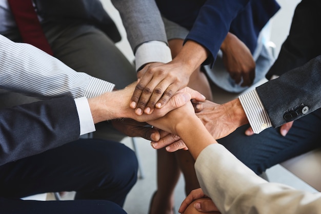 La gente de negocios unió sus manos como equipo de trabajo.