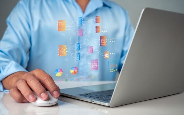 La gente de negocios usa computadoras para analizar negocios y administrar datos corporativos analíticos de negocios