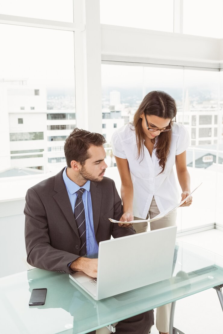 Foto gente de negocios usando la computadora portátil en la oficina