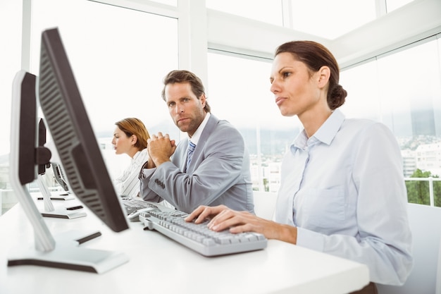 Gente de negocios usando computadoras en la oficina