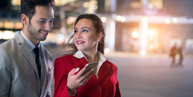 Gente de negocios usando un teléfono móvil juntos