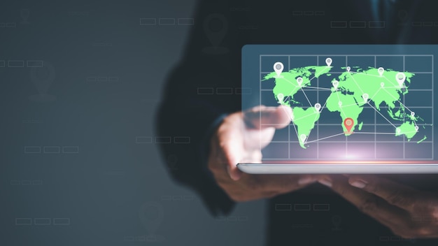 La gente de negocios utiliza la tecnología de mapas en línea para encontrar una ubicación a través de la pantalla virtual Concepto de ubicación de destino navegación GPS a través de dispositivos modernos