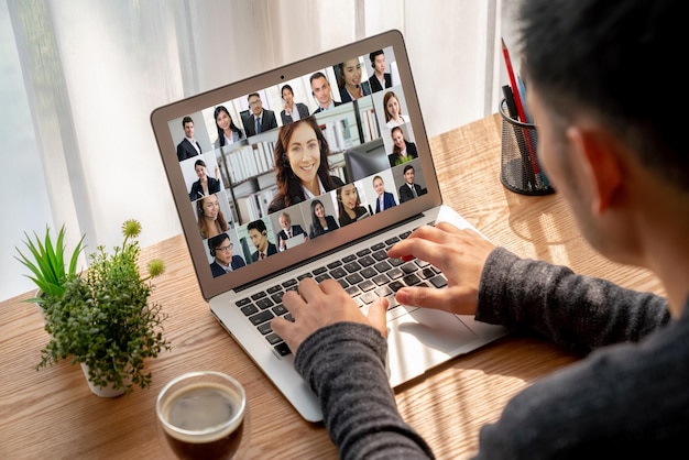 Gente de negocios en videoconferencia para reunión de grupo virtual de moda