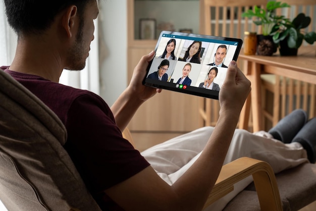 Gente de negocios en videoconferencia para reunión de grupo virtual de moda