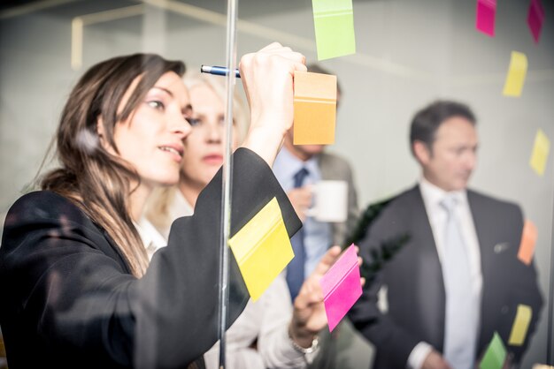 Foto gente de oficina trabajando y hablando sobre planes de negocios