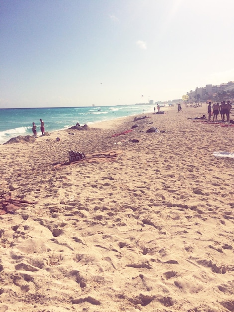 Foto la gente en la orilla en la playa