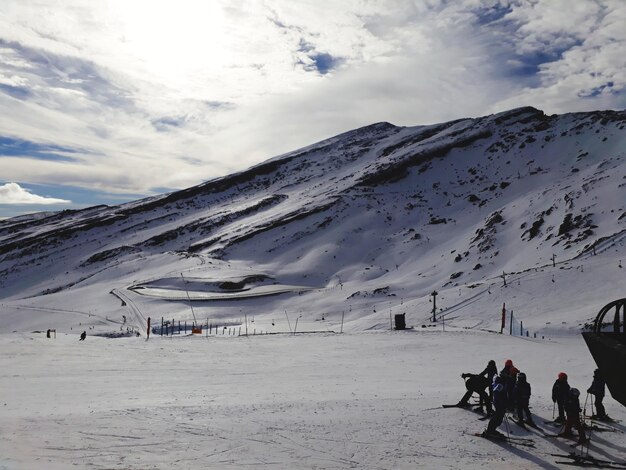 Foto gente en el paisaje cubierto de nieve contra la montaña