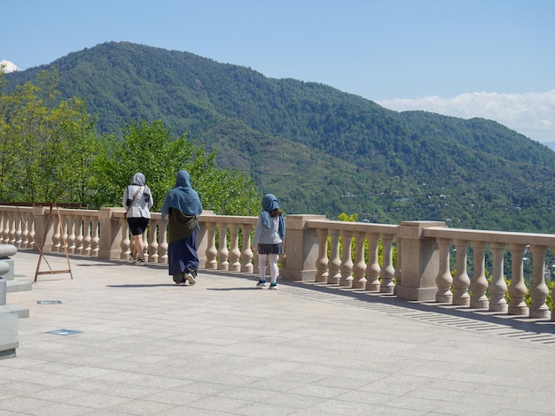 Gente con pañuelos en la cabeza después de visitar la iglesia Vista Mirador Hermoso lugar