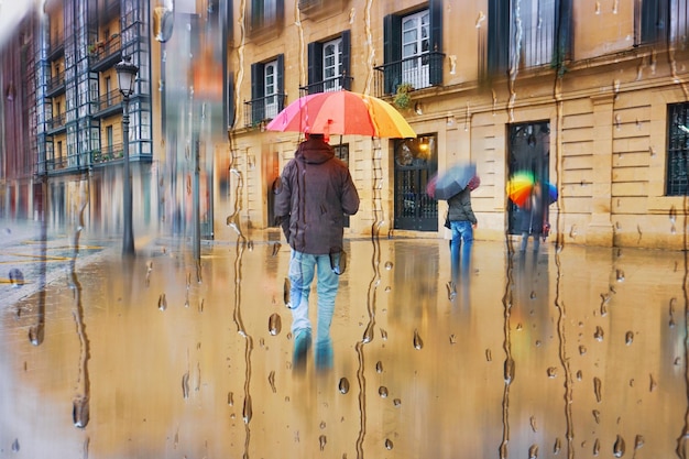 gente con un paraguas en días lluviosos, bilbao, país vasco, españa