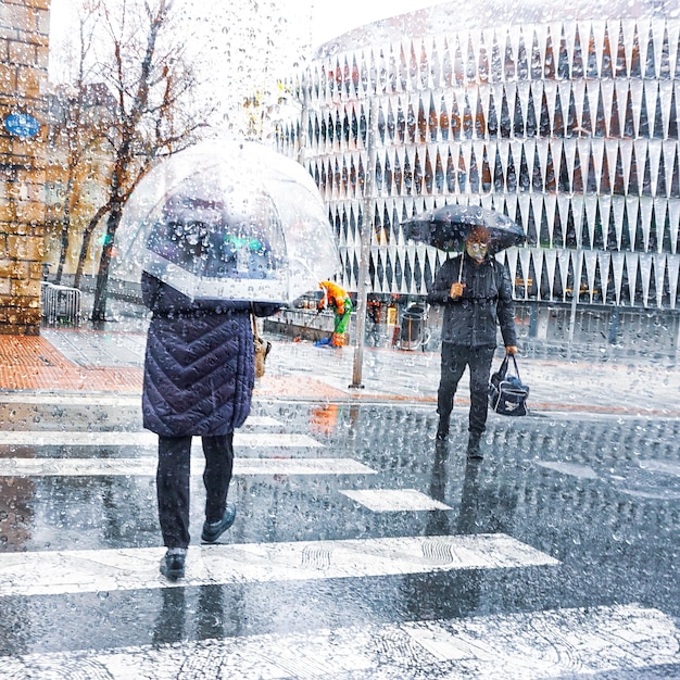 gente con un paraguas en días lluviosos en la ciudad de Bilbao España