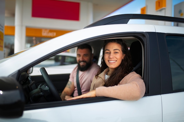 Foto gente pasando tiempo en la gasolinera.