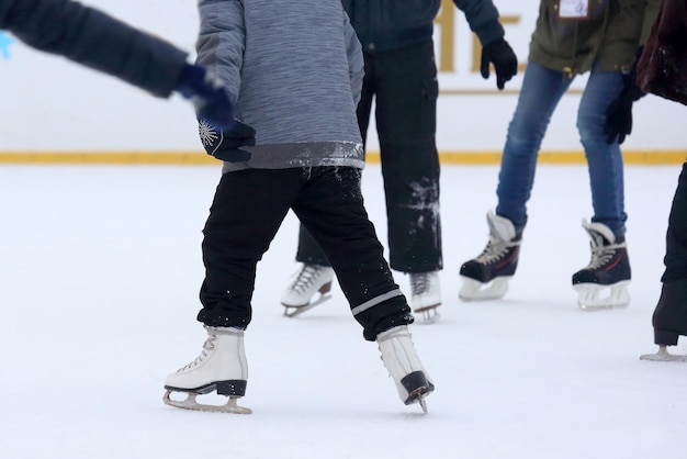 La gente patina en la pista de hielo.