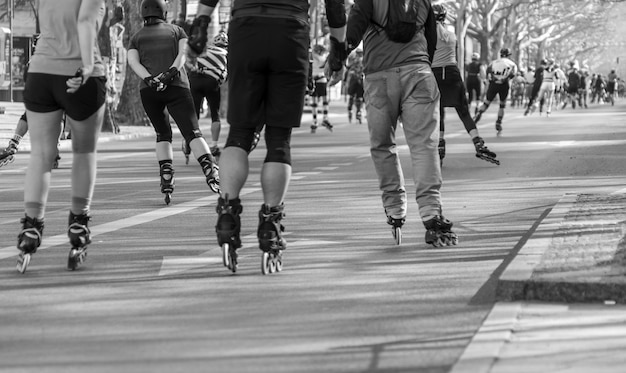 Foto gente patinando en la carretera de la ciudad