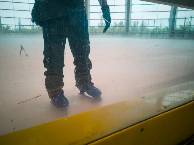 Foto gente patinando en la pista de hielo cubierta