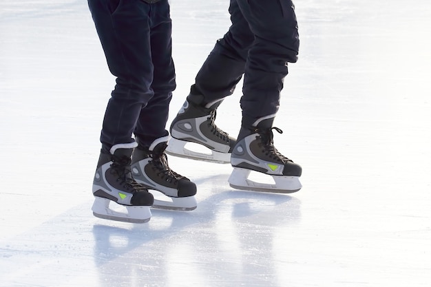 Foto gente patinando en la pista de hielo.