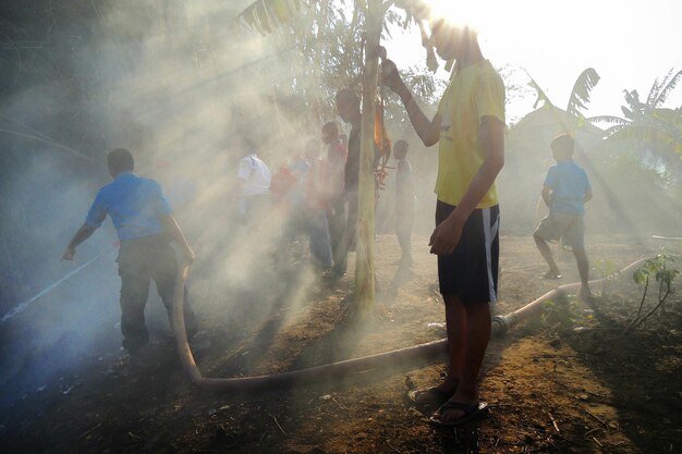 Foto la gente de pie en el campo contra el cielo despejado