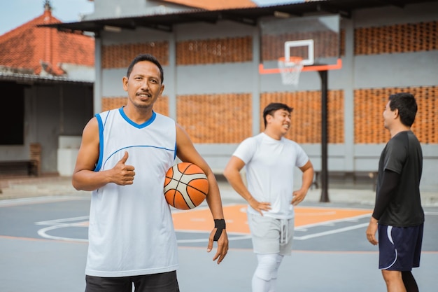 Foto gente de pie en la cancha de baloncesto