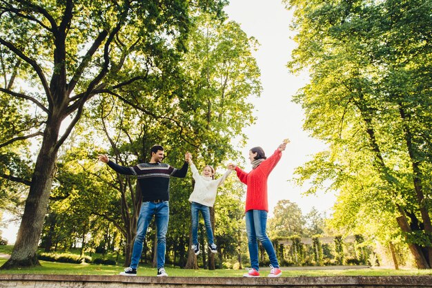 Gente de pie junto a un árbol en el parque