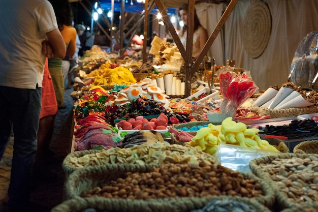 Foto gente de pie junto a la comida en el puesto del mercado