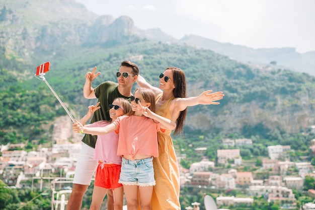 Foto la gente de pie en la montaña