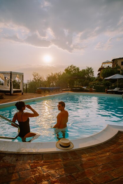 Foto gente en la piscina contra el cielo