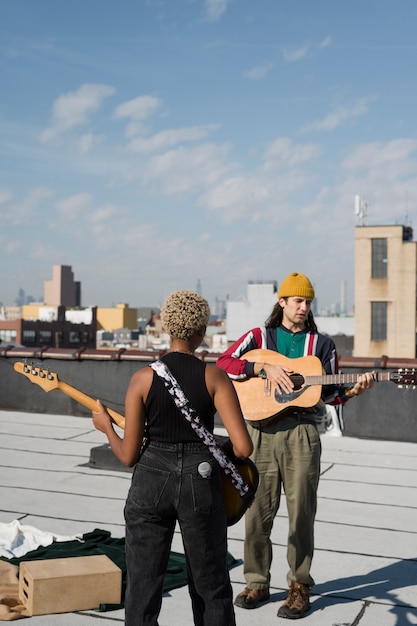 Gente de plano medio haciendo música en el techo