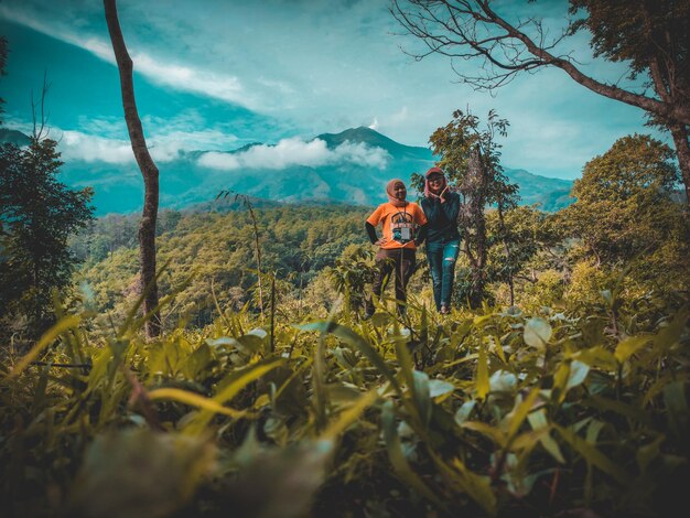 Foto gente con plantas contra el cielo