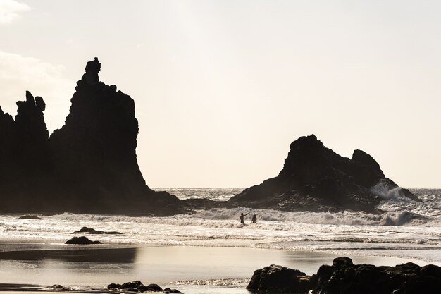 Gente en la playa de arena de Benijo en la isla de Tenerife. España.