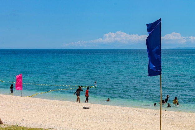 Foto la gente en la playa contra el cielo azul