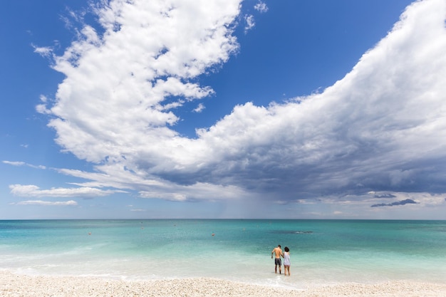 Foto gente en la playa contra el cielo