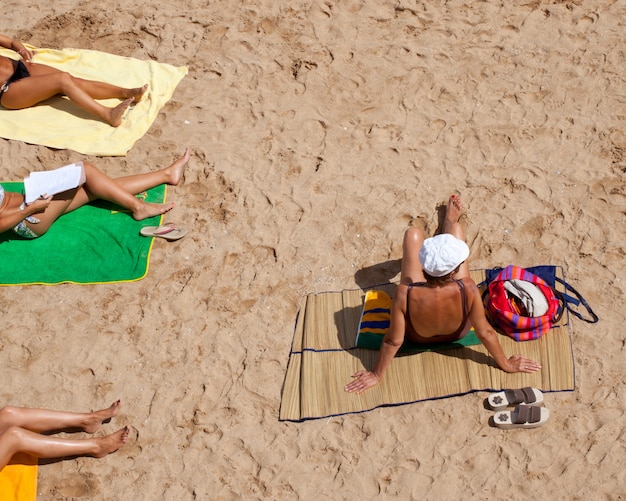 Gente en la playa de Gijón.