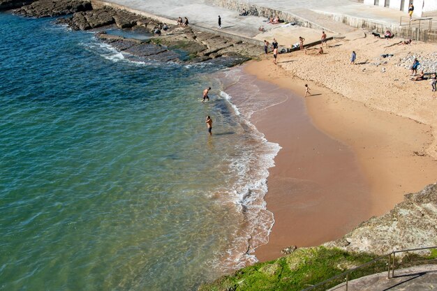 Foto la gente en la playa de lisboa