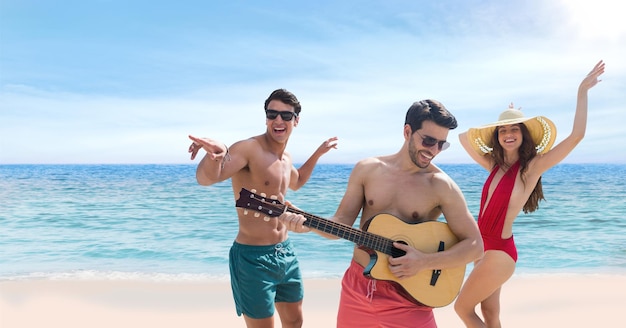 Gente en la playa tocando la guitarra y bailando