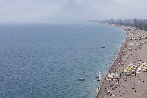 Gente en la playa en vacaciones de verano