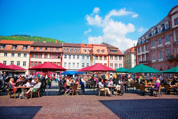Gente en la plaza central en Heidelberg, Alemania en tiempo soleado