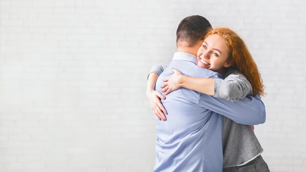 Gente positiva abrazándose en una reunión de grupo de rehabilitación