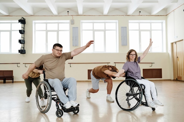 Gente practicando el baile en silla de ruedas en el estudio