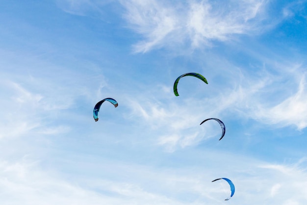 Gente practicando kitesurf en la playa de Los Caños de Meca, Barbate, Cádiz.