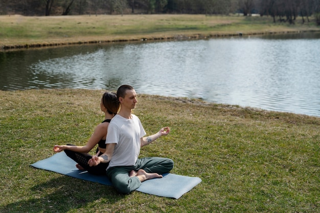 Gente practicando yoga afuera