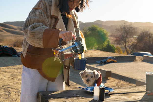 Gente preparándose para acampar en invierno.