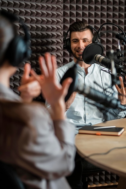 Foto gente de primer plano en la radio