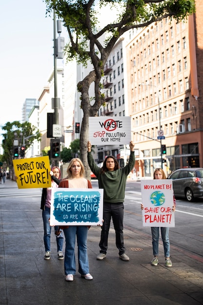 Foto gente protestando con carteles en la ciudad por el día mundial del medio ambiente