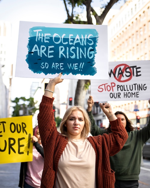 Gente protestando con carteles en la ciudad por el día mundial del medio ambiente